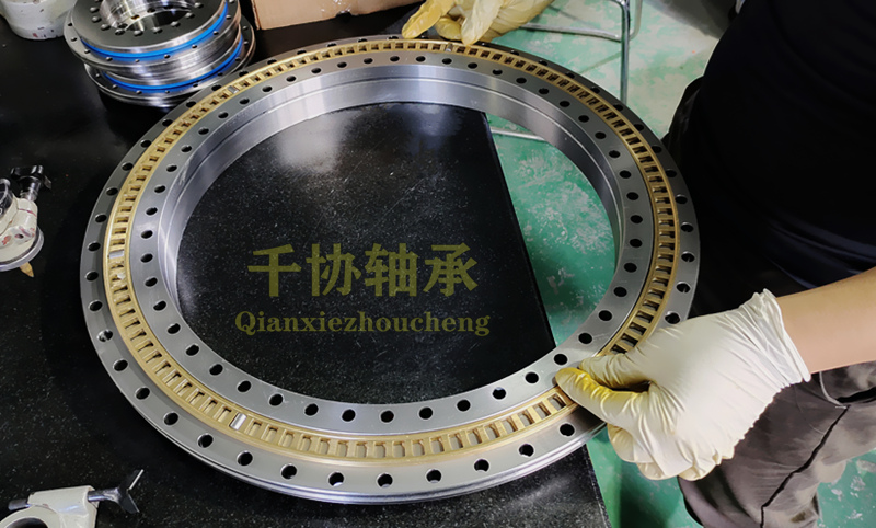 轉臺軸承需要預緊嗎？預緊的目的和方法